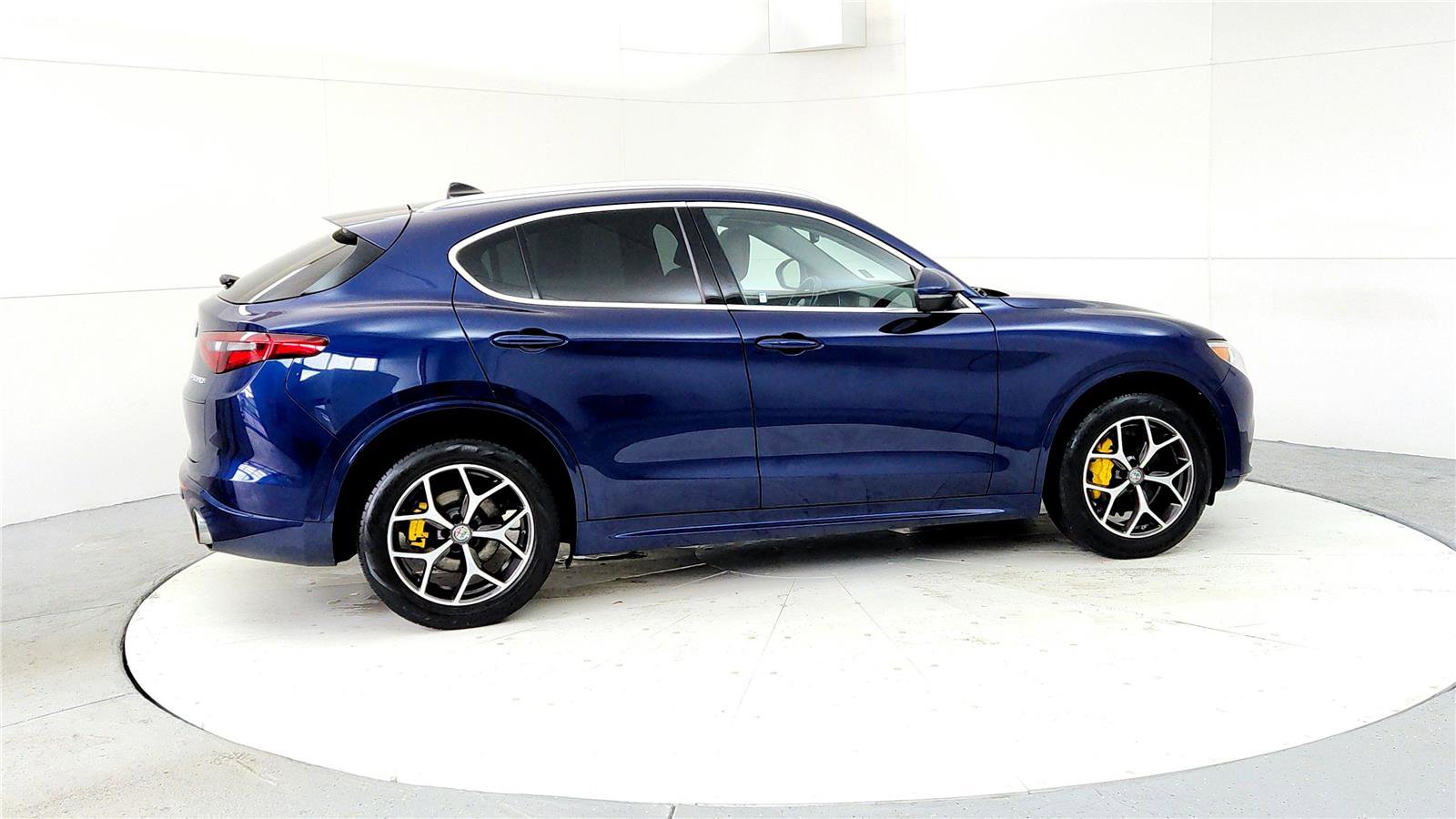 Used 2020 Alfa Romeo Stelvio Ti w/ Active Blind Spot Package AWD/4WD image 6