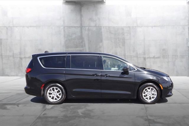 Used 2023 Chrysler Voyager LX image 5