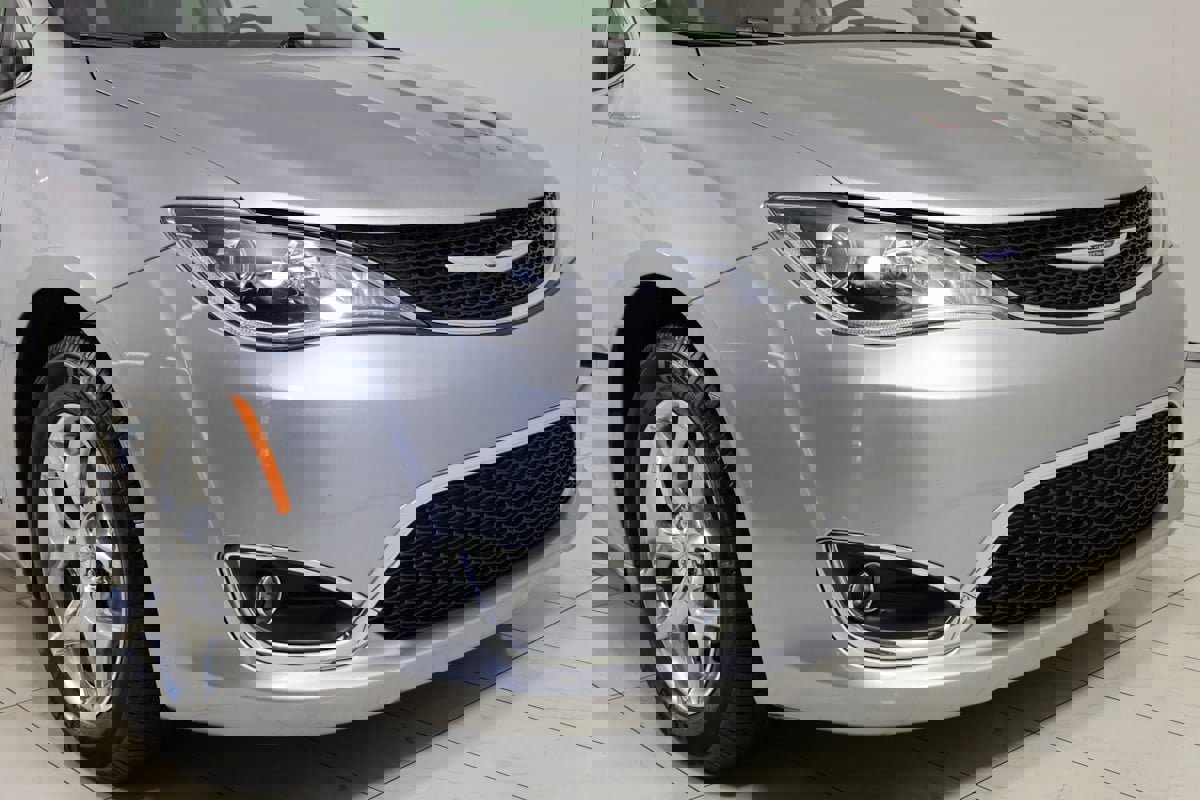 Used 2019 Chrysler Pacifica Limited image 38