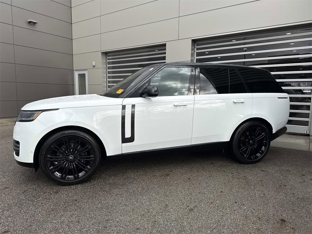 Used 2023 Land Rover Range Rover SE image 3