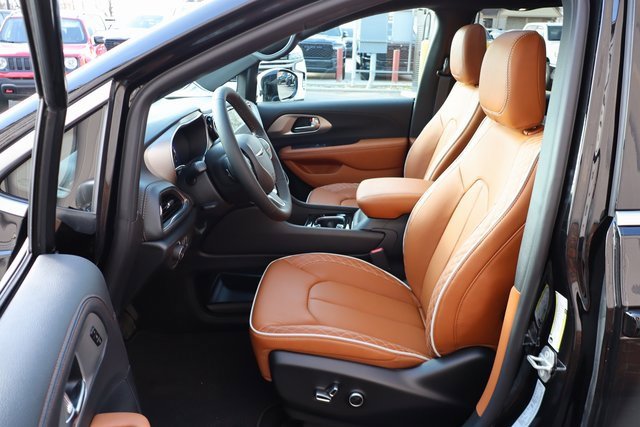 New 2026 Chrysler Pacifica Pinnacle w/ Trailer Tow Group image 12