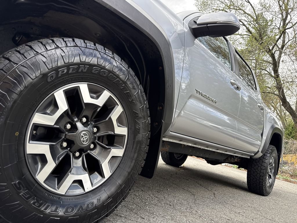 Used 2020 Toyota Tacoma TRD Off-Road w/ Technology Package AWD/4WD image 11