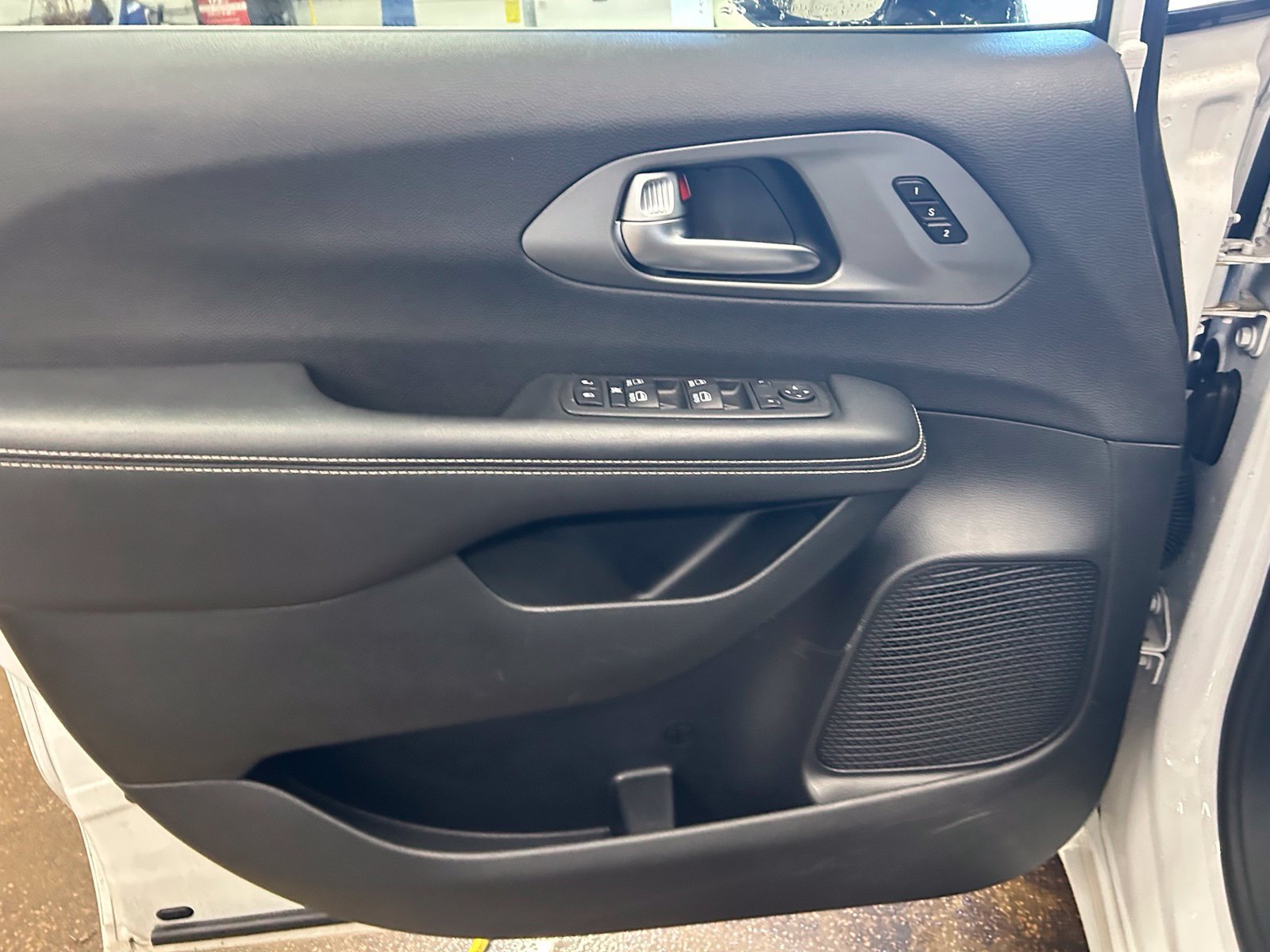 Used 2025 Chrysler Pacifica Select FWD image 12