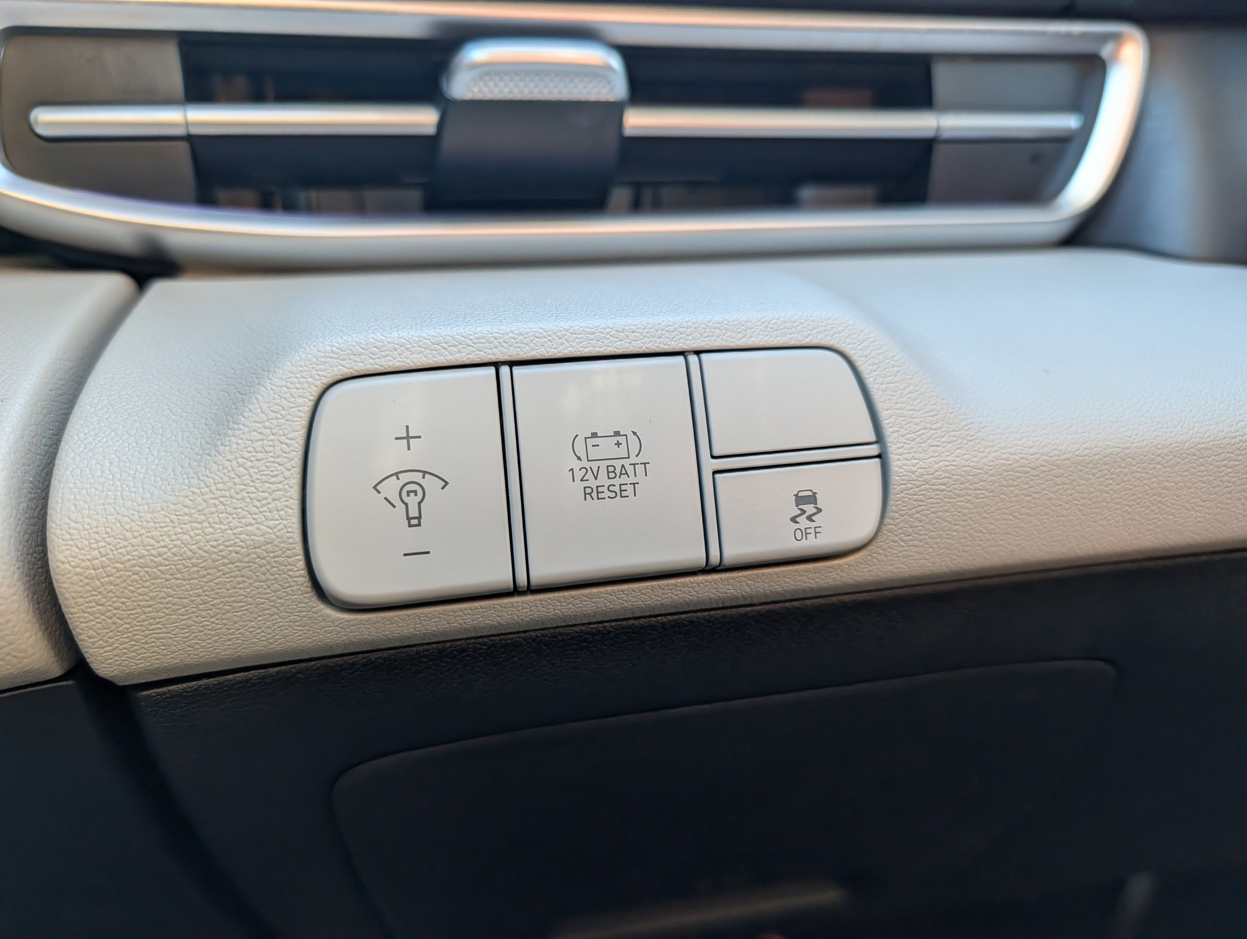 Used 2024 Hyundai Elantra Limited image 24