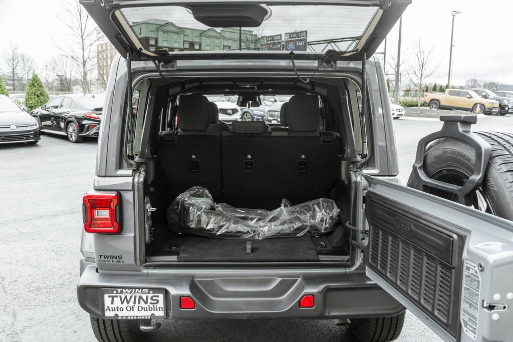 Used 2025 Jeep Wrangler Unlimited Sahara image 35