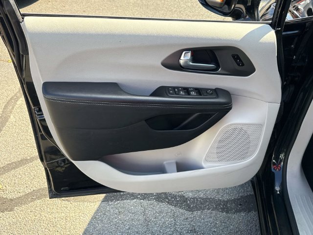 Used 2024 Chrysler Pacifica Touring-L FWD image 14