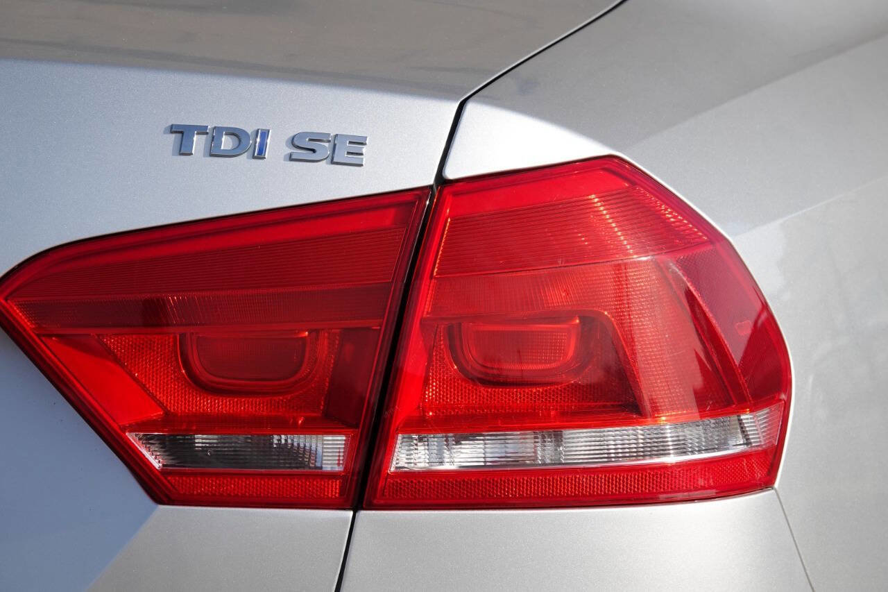 Used 2015 Volkswagen Passat TDI SE FWD image 38