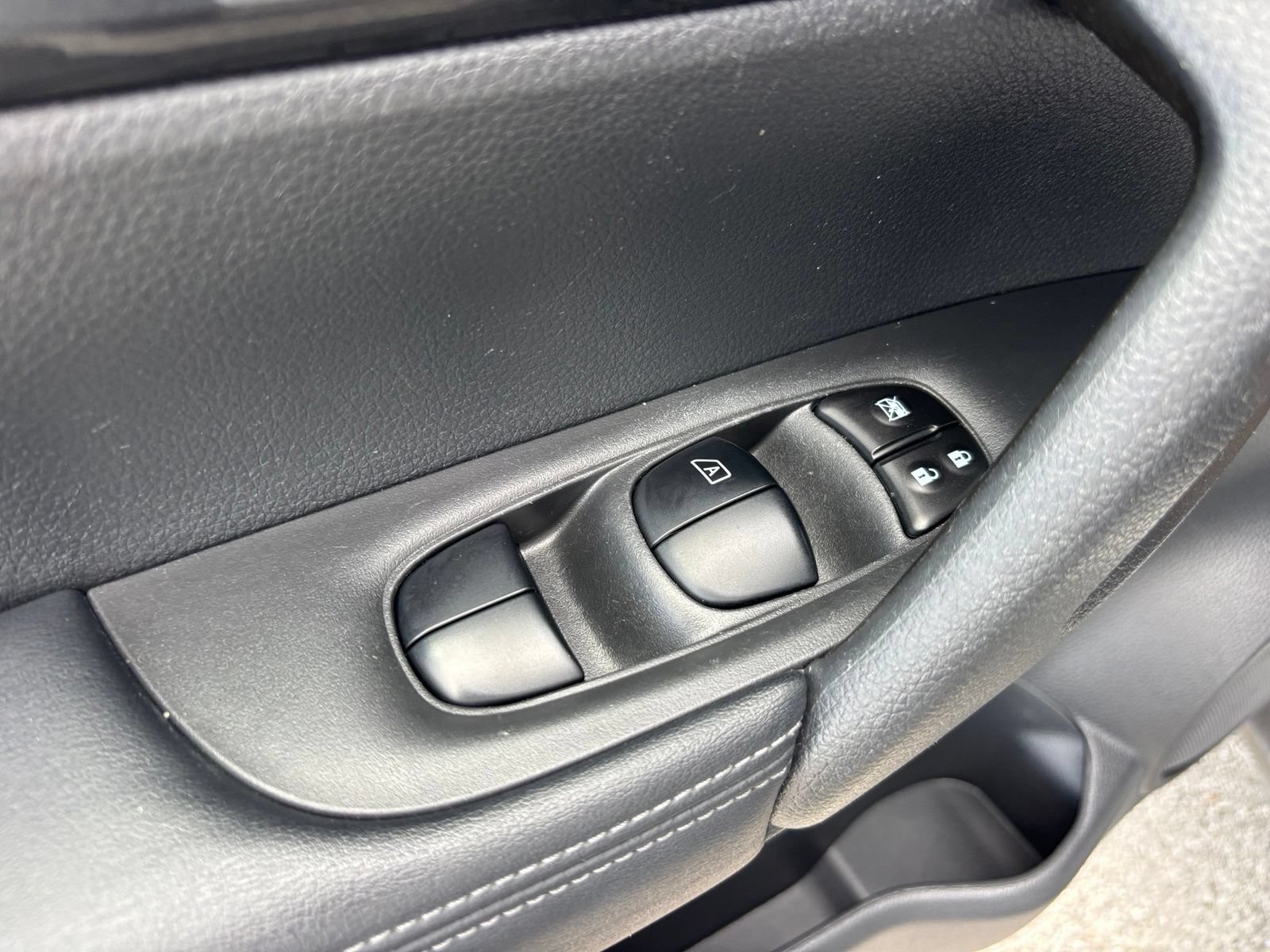 Used 2020 Nissan Rogue SV FWD image 13