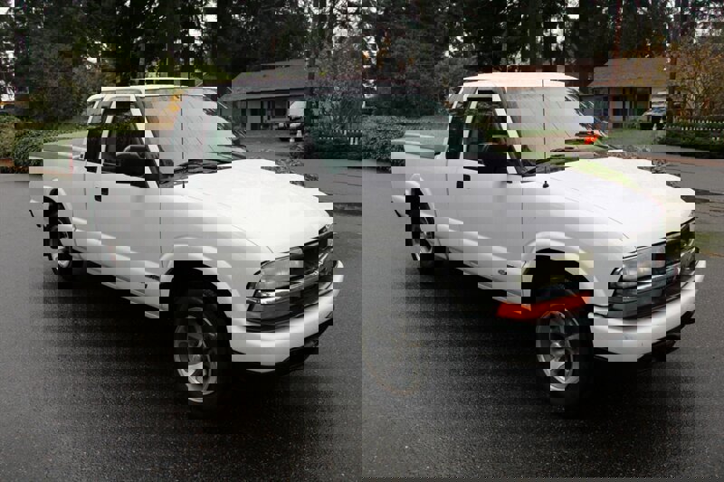 Used 2002 Chevrolet S10 Pickup LS w/ LS Preferred Equipment Group image 2