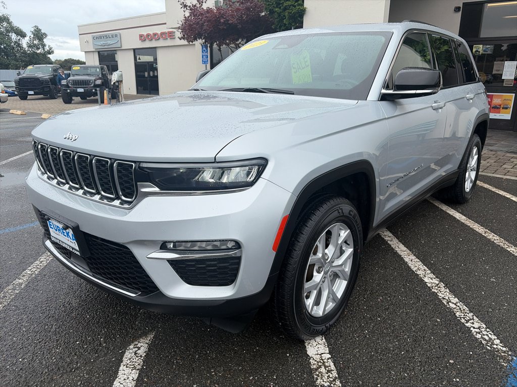 Used 2023 Jeep Grand Cherokee Limited AWD/4WD image 26