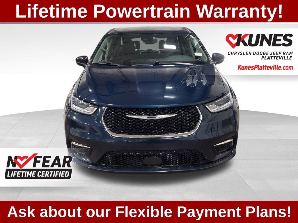 Used 2023 Chrysler Pacifica Touring-L image 4