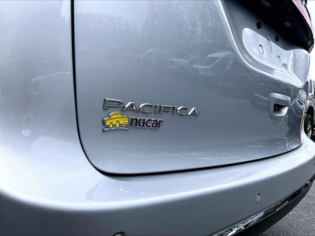 Used 2023 Chrysler Pacifica Touring-L FWD image 8