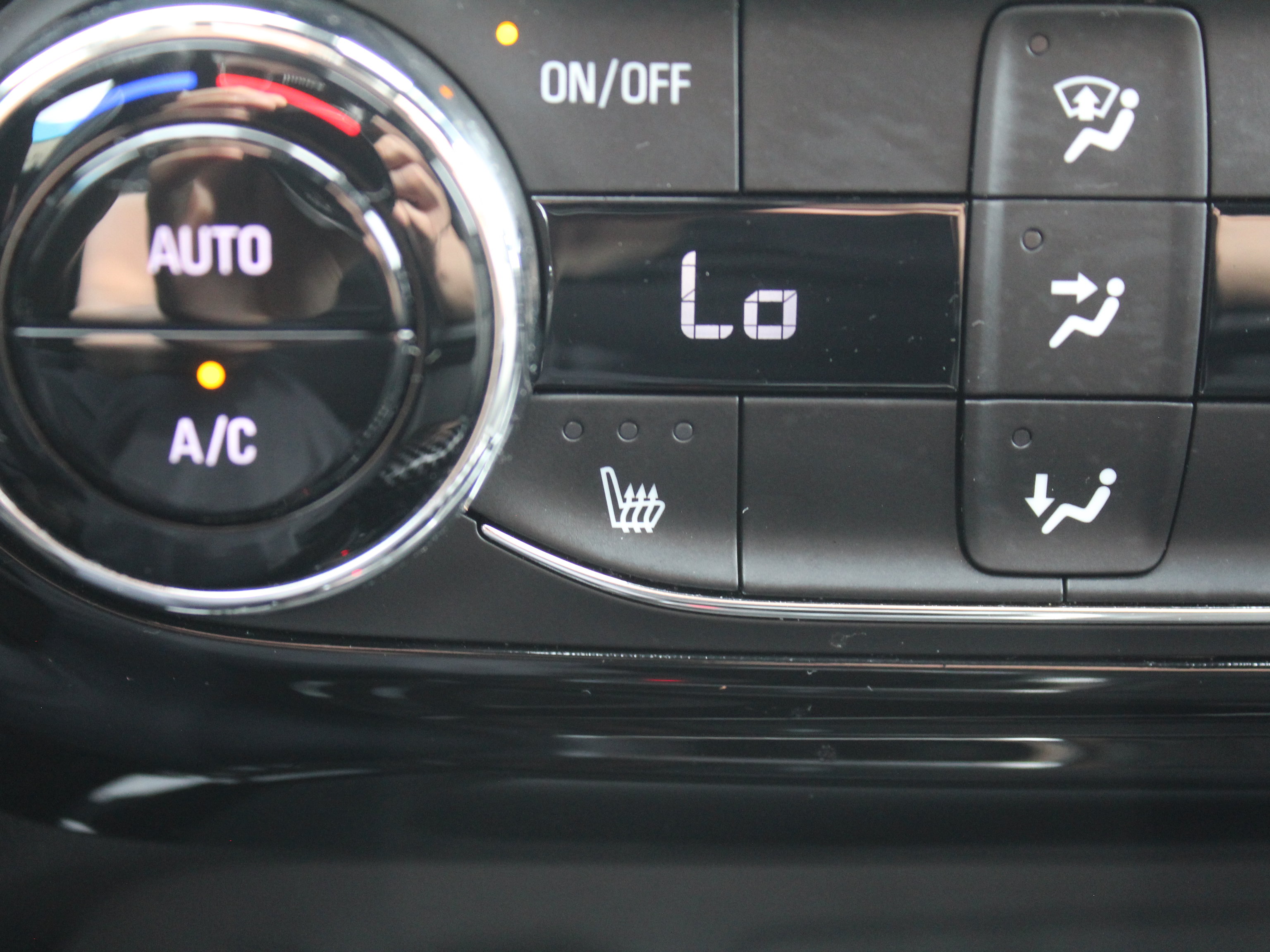 Used 2025 Chevrolet Trax RS FWD image 19