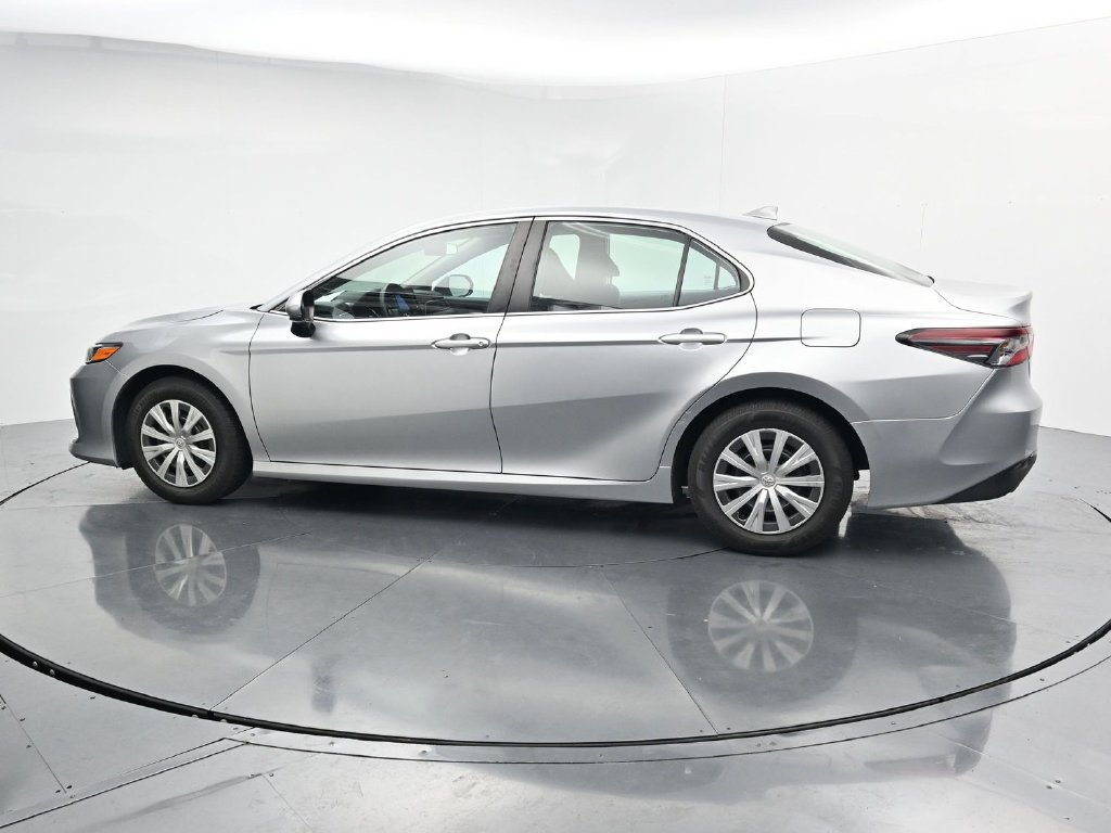 Used 2022 Toyota Camry LE FWD image 5