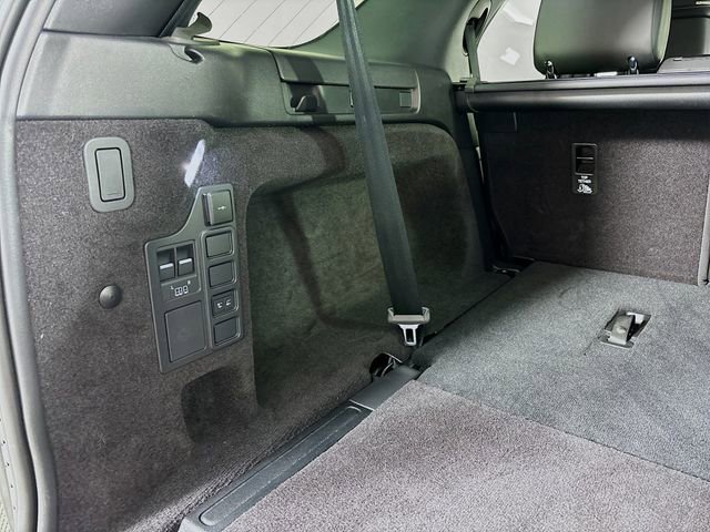 Used 2024 Land Rover Discovery Dynamic SE image 28