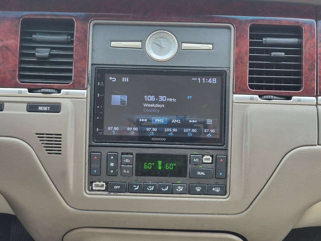 Used 2003 Lincoln Town Car Executive RWD image 20