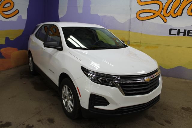 Used 2023 Chevrolet Equinox LS w/ LS Convenience Package AWD/4WD image 2