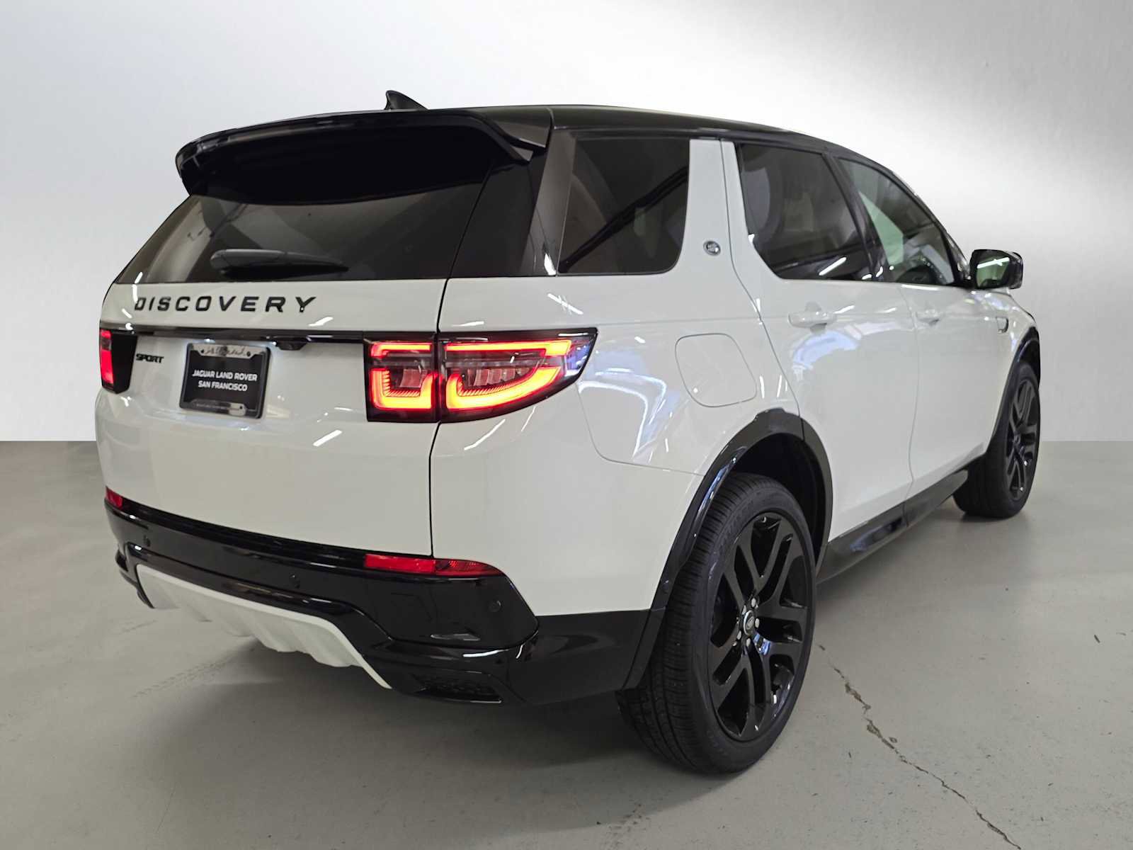Certified 2025 Land Rover Discovery Sport Dynamic SE image 5