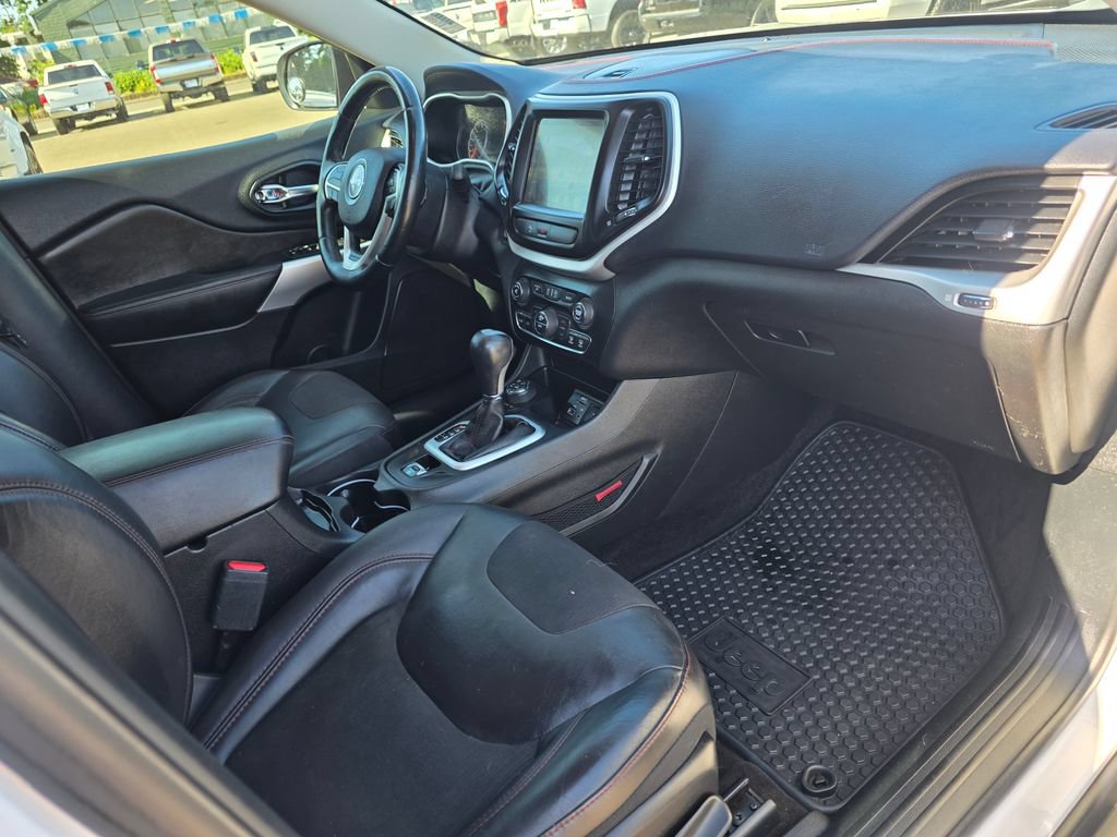 Used 2018 Jeep Cherokee Trailhawk AWD/4WD image 24