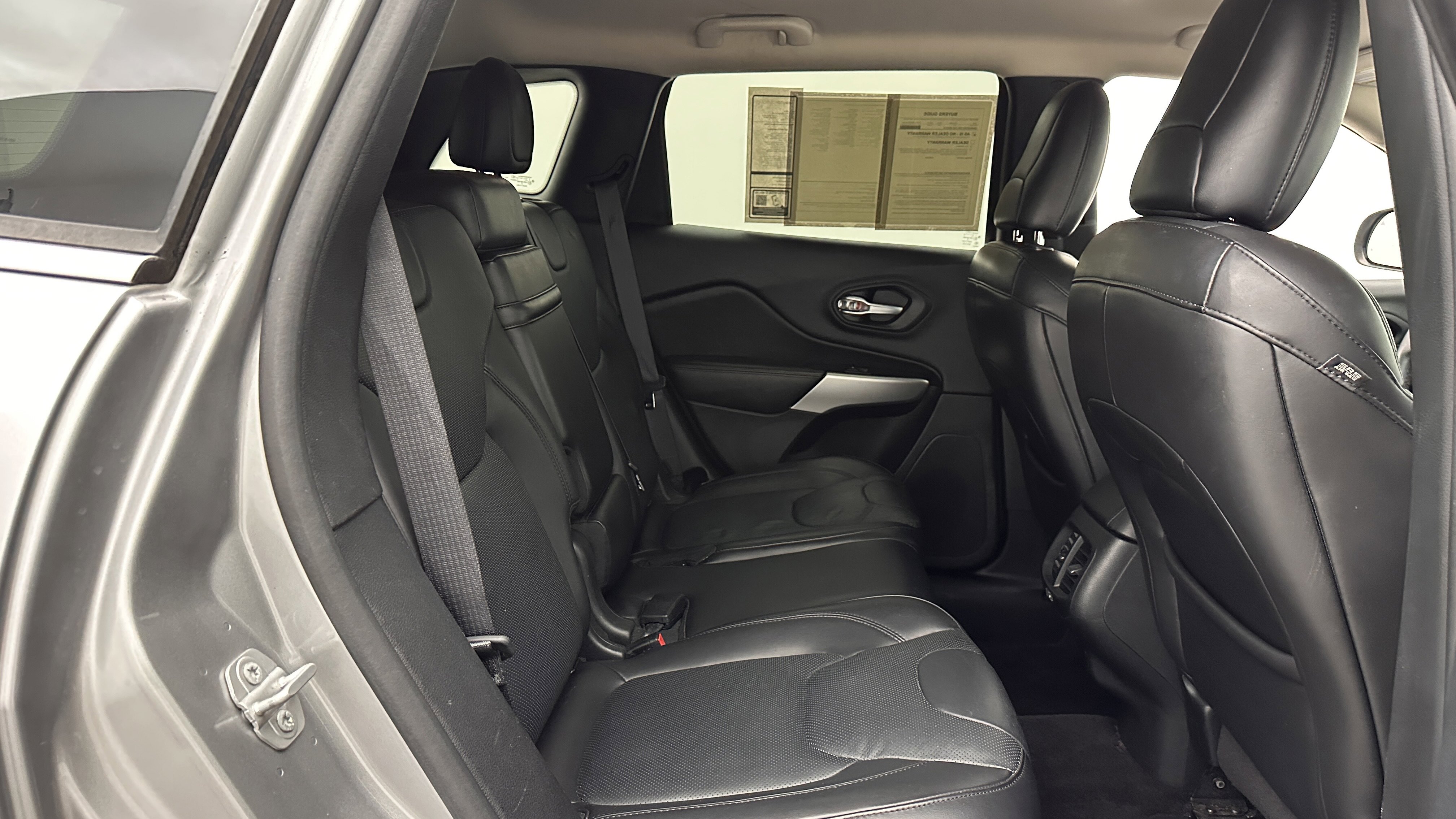Used 2016 Jeep Cherokee Overland FWD image 31