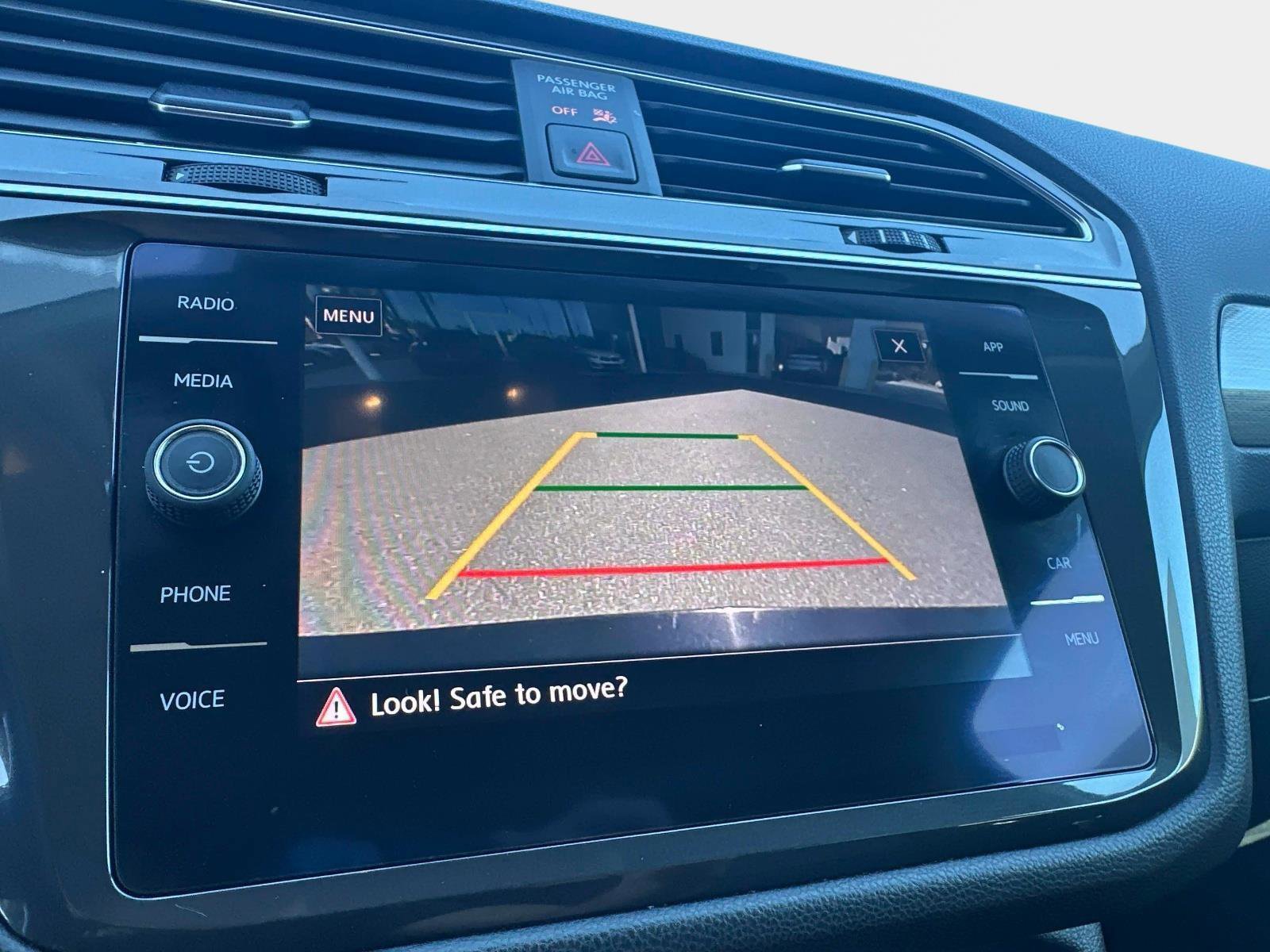 Used 2020 Volkswagen Tiguan SE image 28