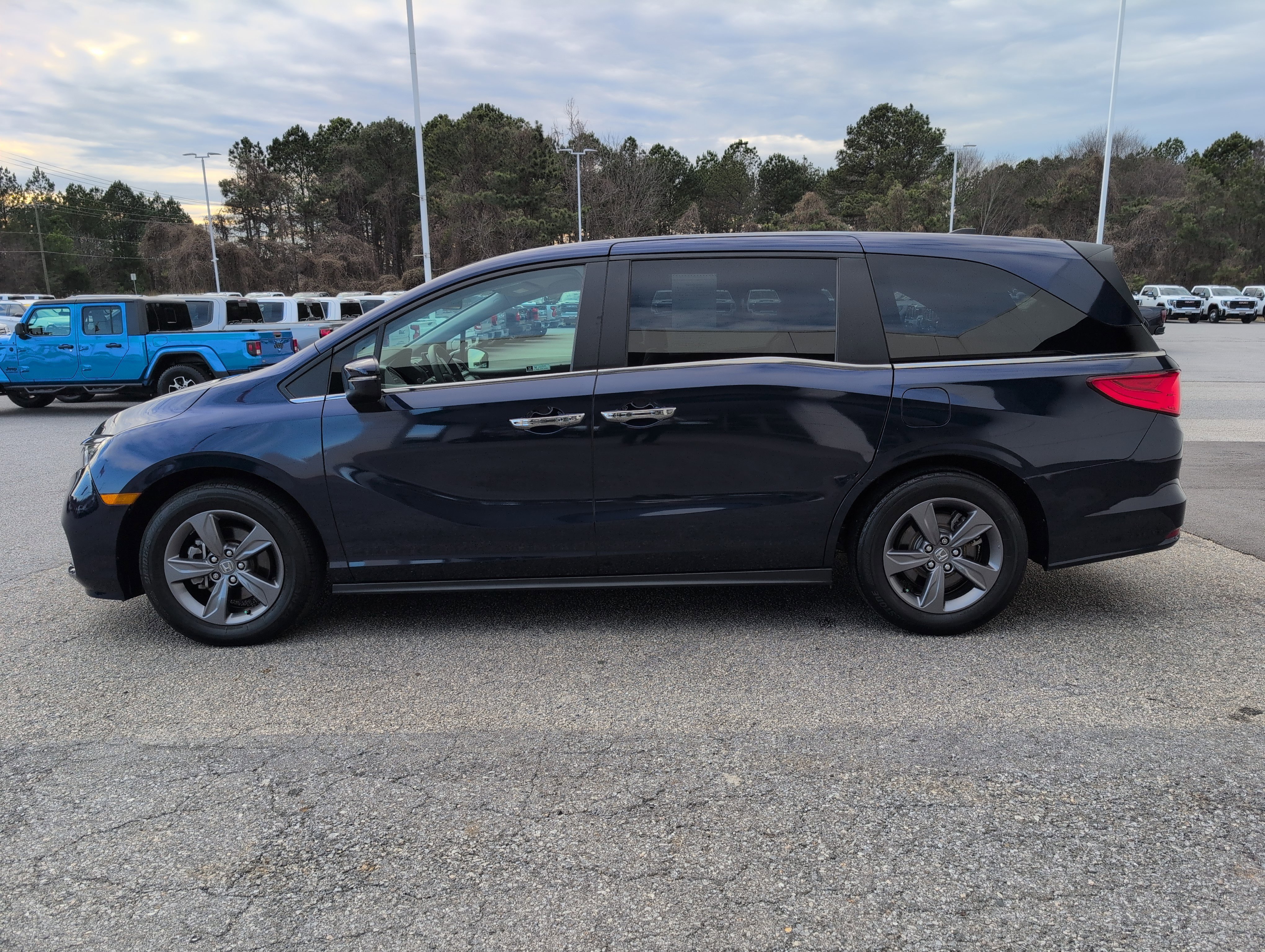 Used 2023 Honda Odyssey EX image 3