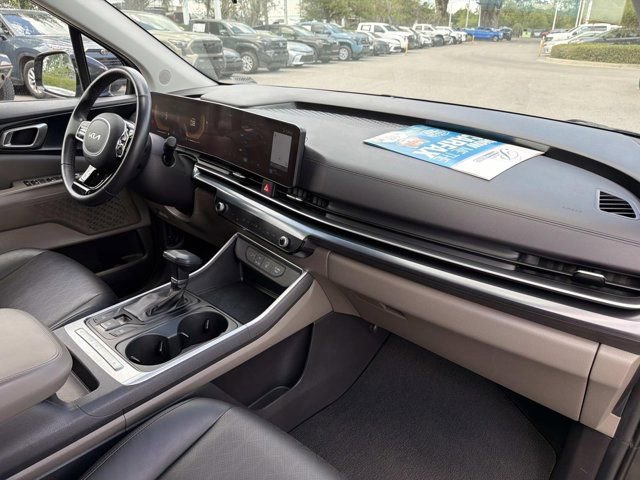 Used 2025 Kia Carnival FWD image 17