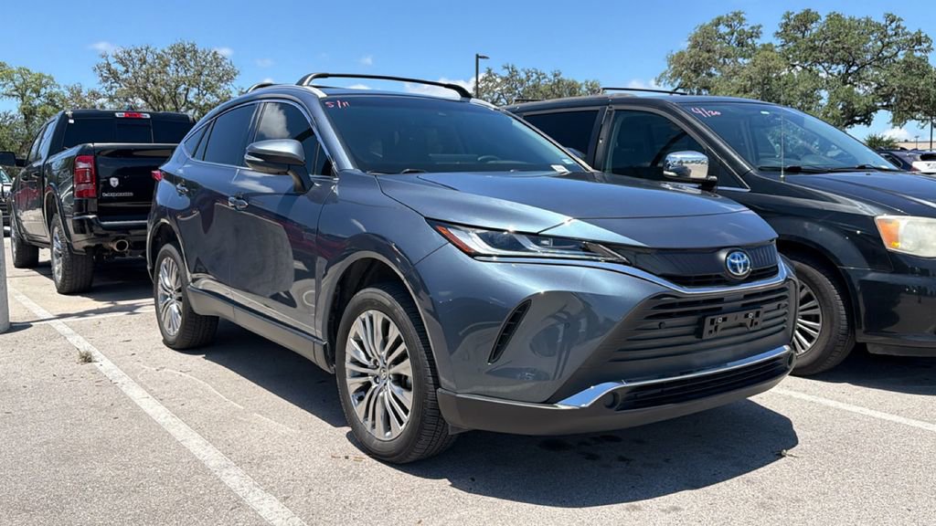 Certified 2022 Toyota Venza XLE AWD/4WD image 3