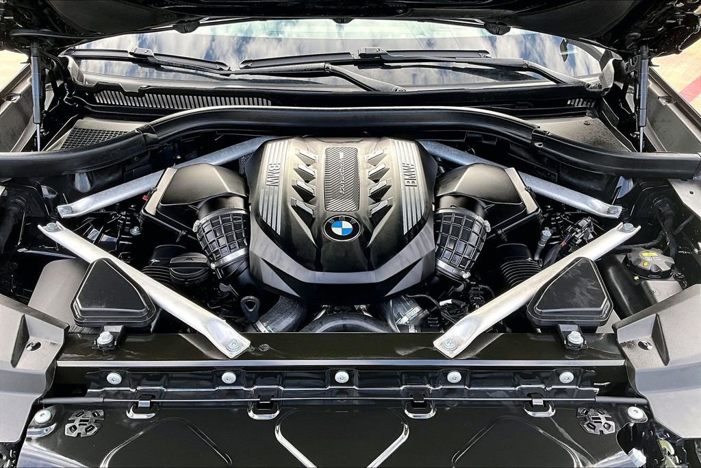 Used 2021 BMW X5 M50i image 13