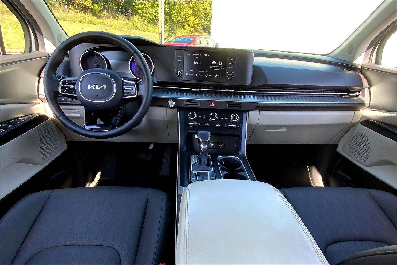 Used 2023 Kia Carnival LX image 14