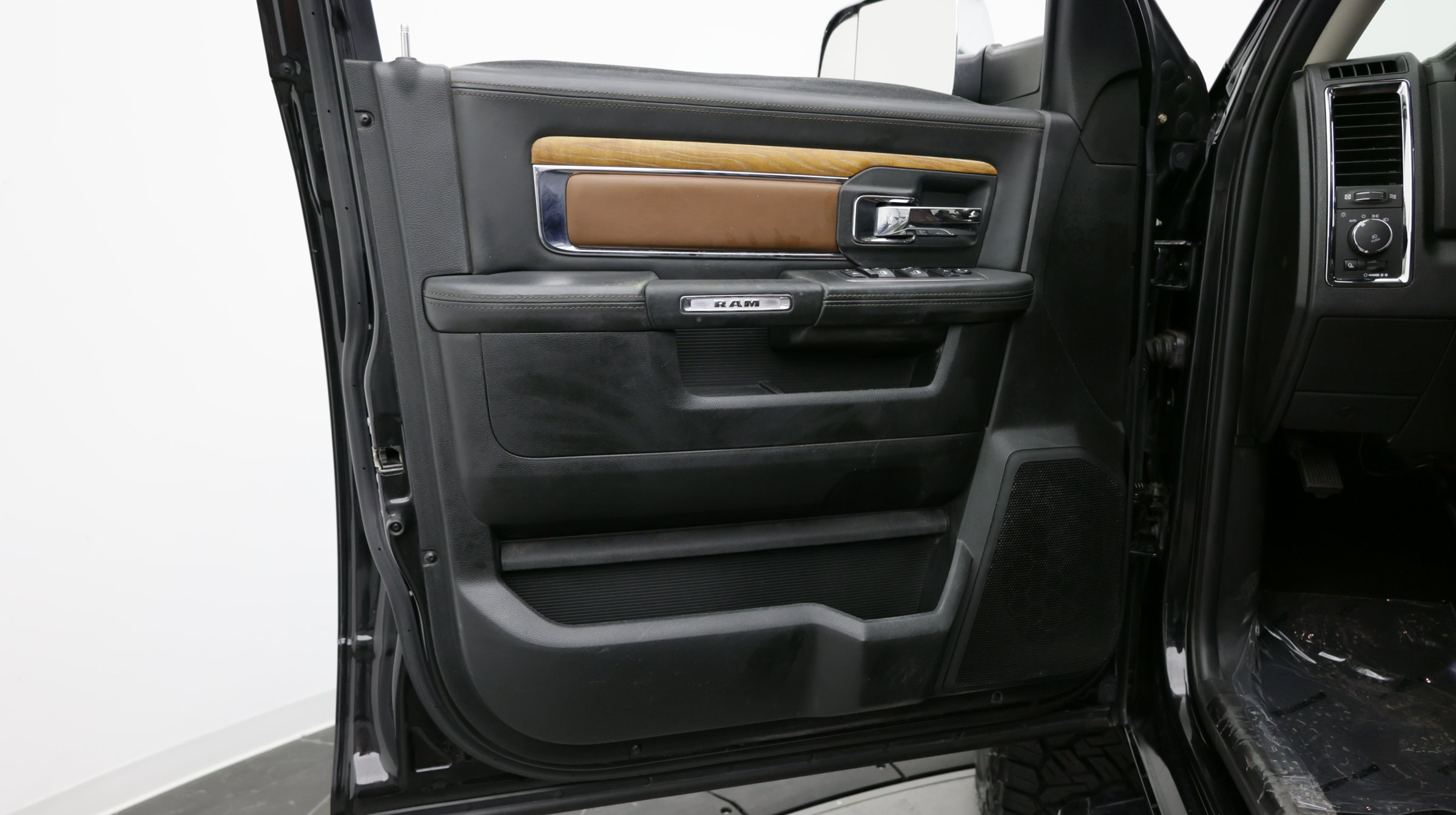 Used 2018 RAM 2500 Longhorn AWD/4WD image 14