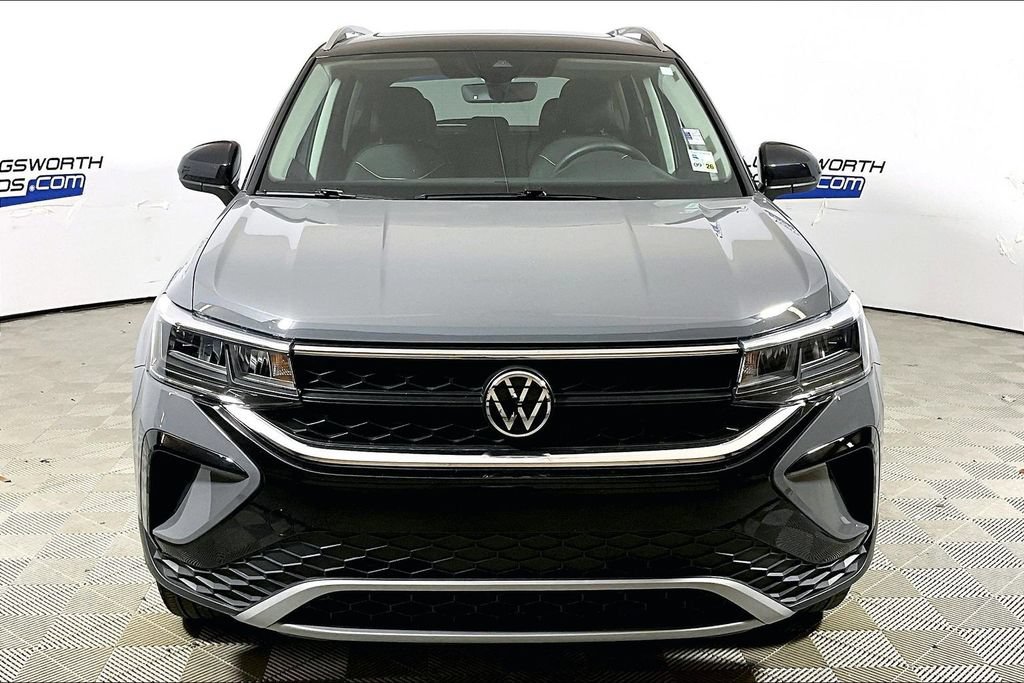 Used 2024 Volkswagen Taos SE w/ Panoramic Sunroof Package AWD/4WD image 2