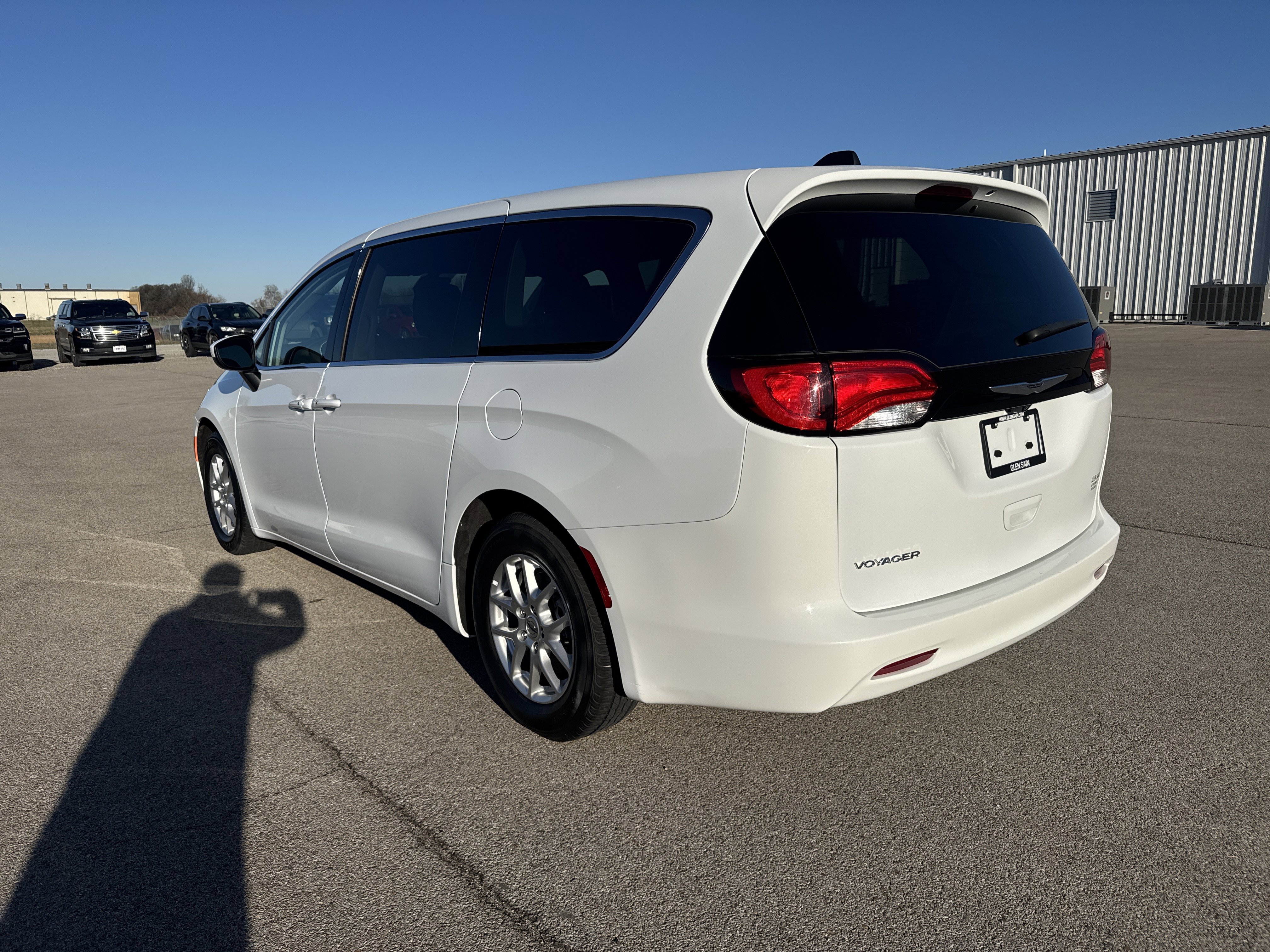 Used 2023 Chrysler Voyager LX image 3