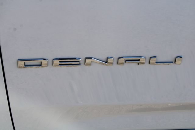 Used 2022 GMC Yukon XL Denali w/ Denali Premium Package AWD/4WD image 8