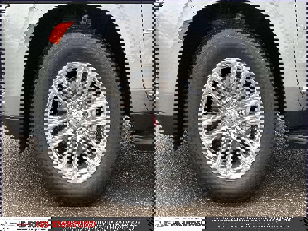 Used 2024 GMC Yukon XL SLT w/ SLT Premium Package AWD/4WD image 10