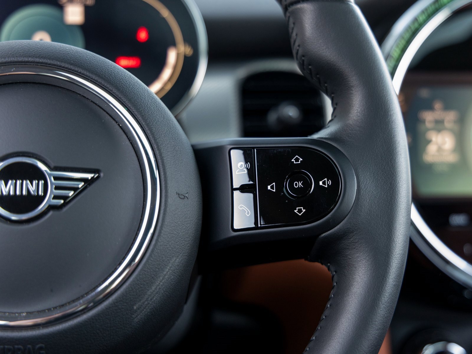 Used 2023 MINI Cooper 2-Door Hardtop w/ Signature Upholstery Package image 32