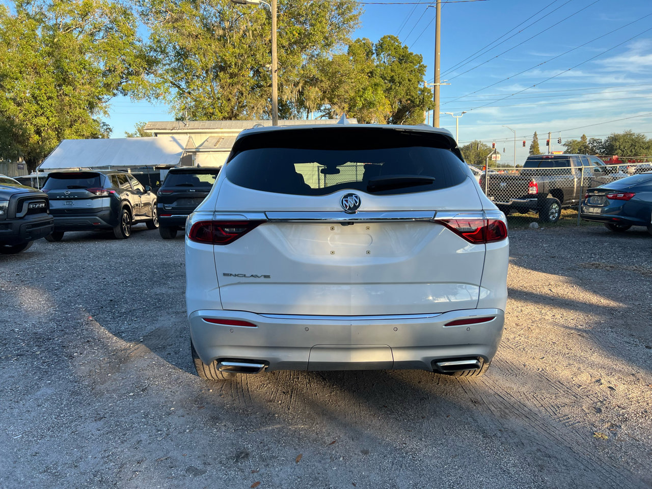 Used 2023 Buick Enclave Essence image 4