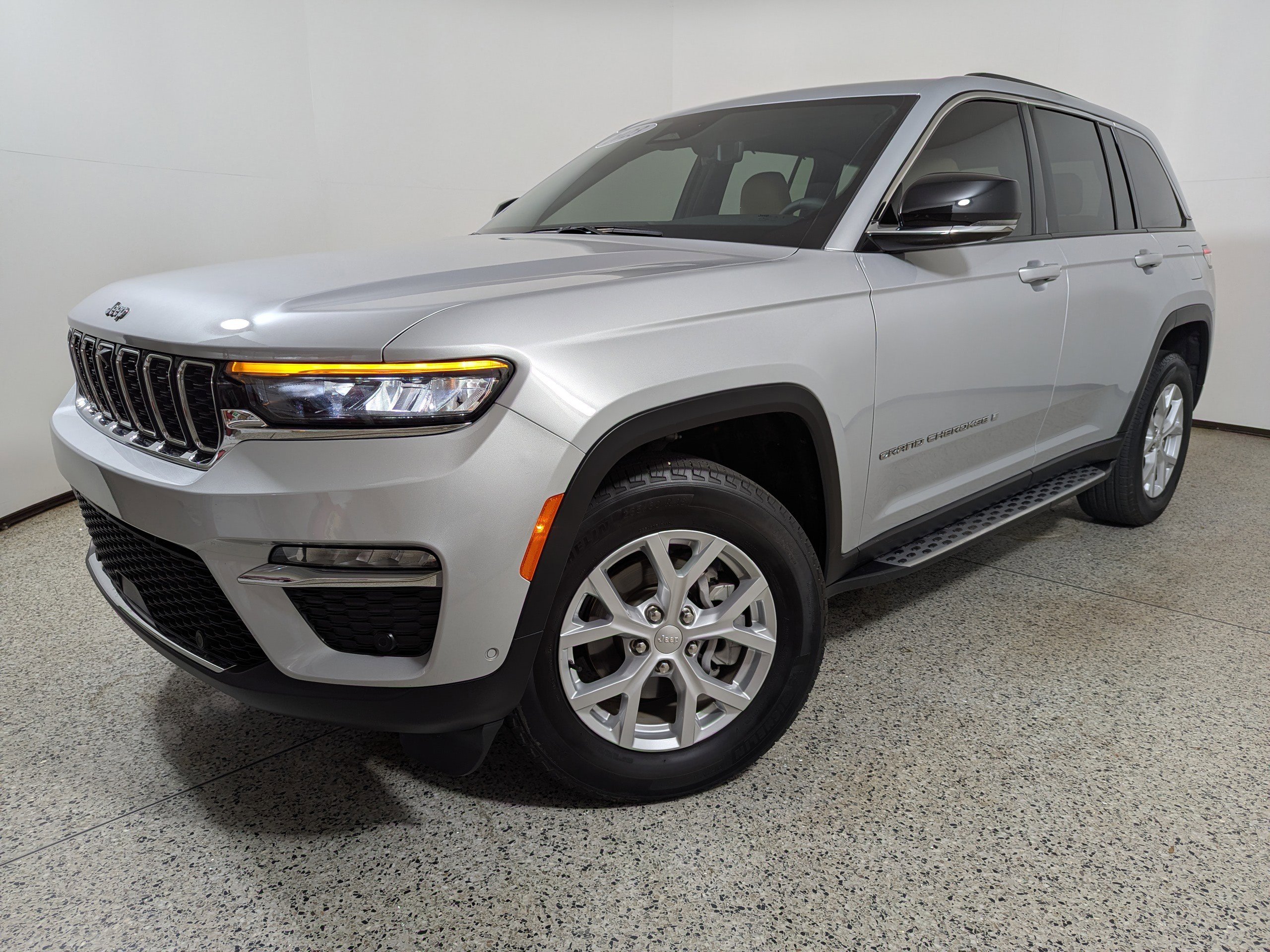Used 2023 Jeep Grand Cherokee Limited w/ Luxury Tech Group II RWD image 18