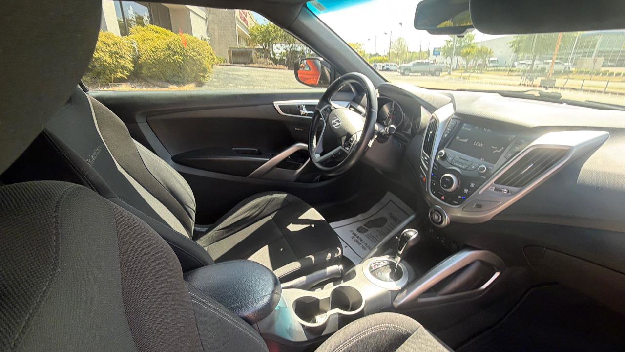Used 2017 Hyundai Veloster Value Edition image 32