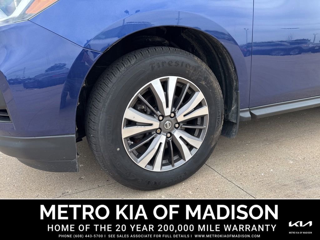 Used 2017 Nissan Pathfinder SV w/ SV Cold Weather Package AWD/4WD image 10
