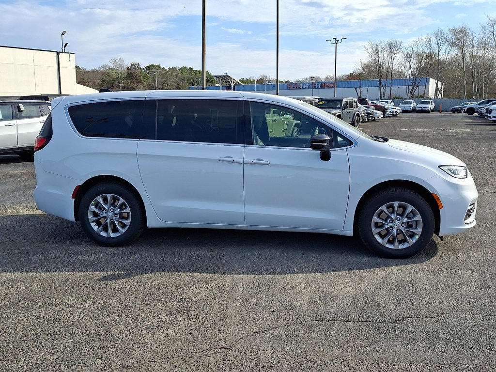 New 2026 Chrysler Pacifica Select AWD/4WD image 4