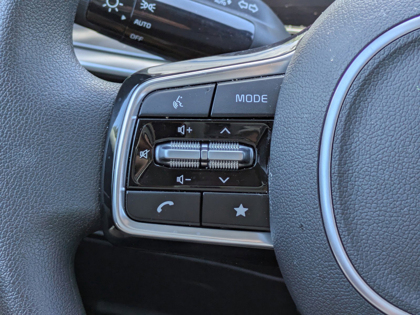 Certified 2025 Kia Sorento LX FWD image 18