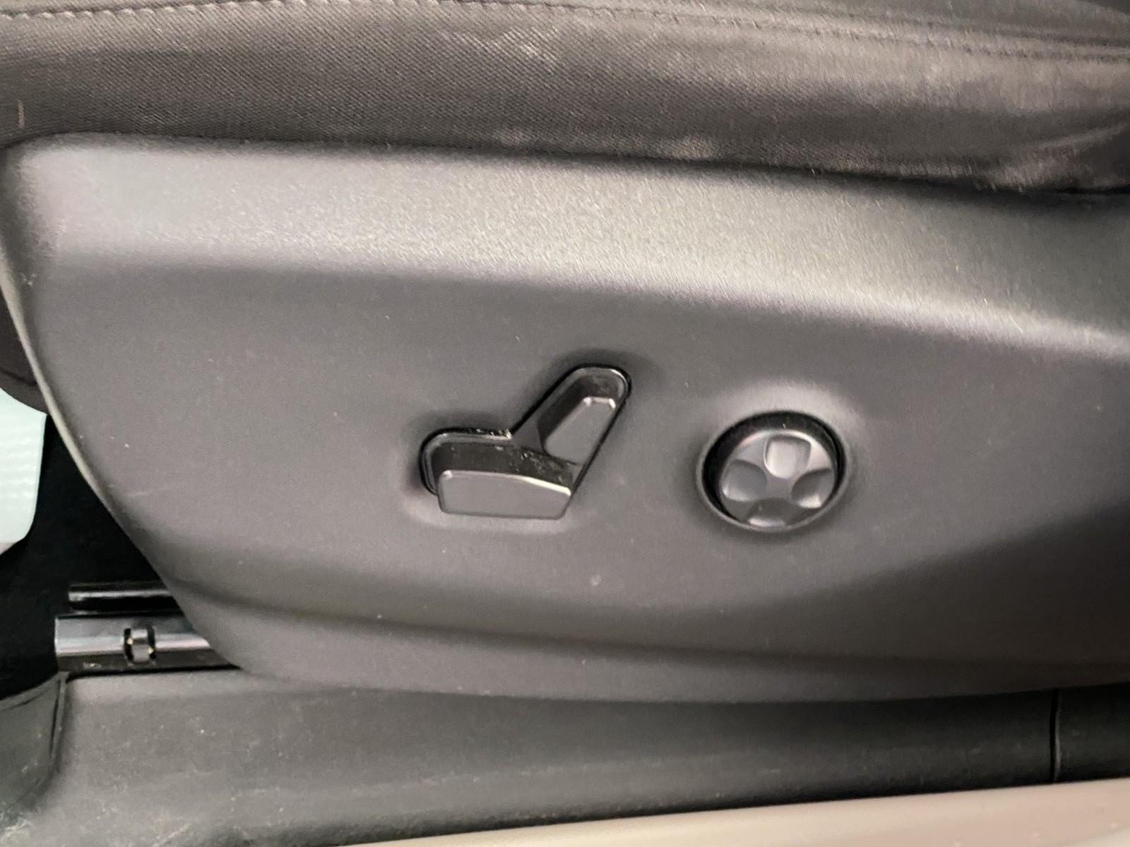Used 2022 Chrysler Voyager LX FWD image 22