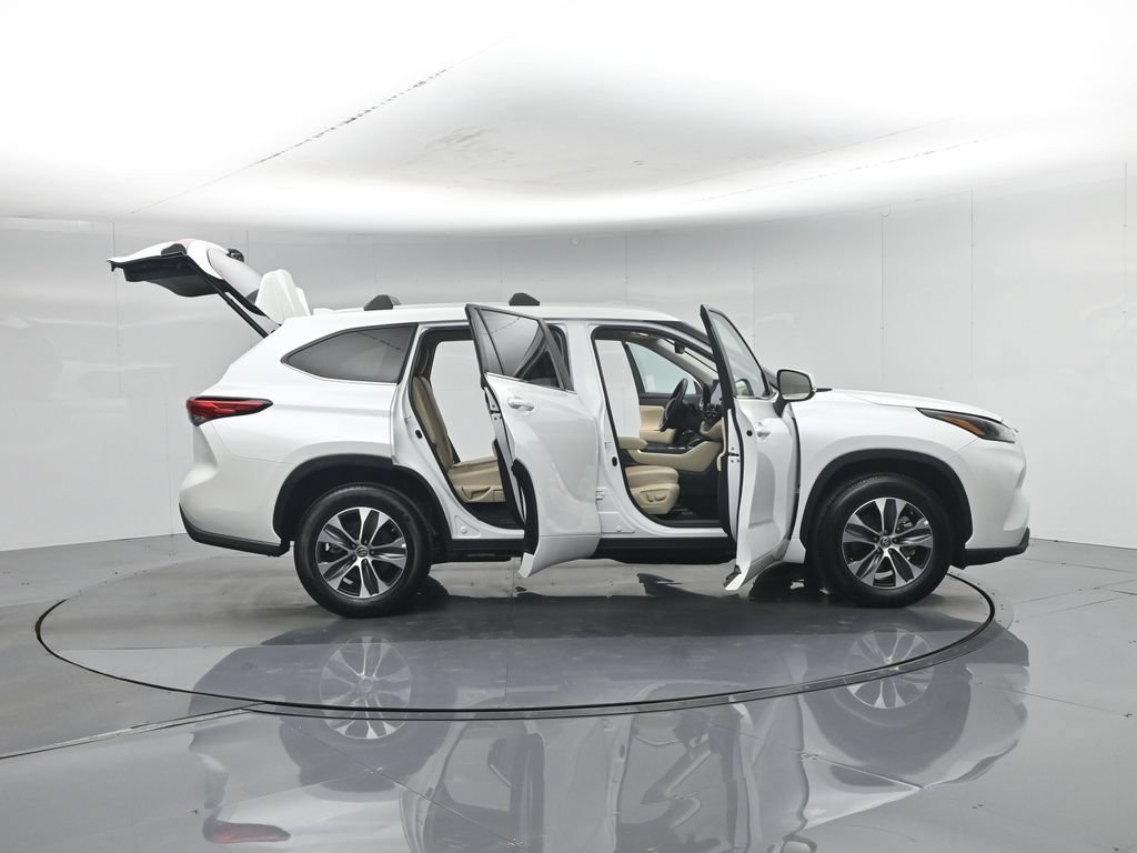 Used 2023 Toyota Highlander XLE FWD image 4
