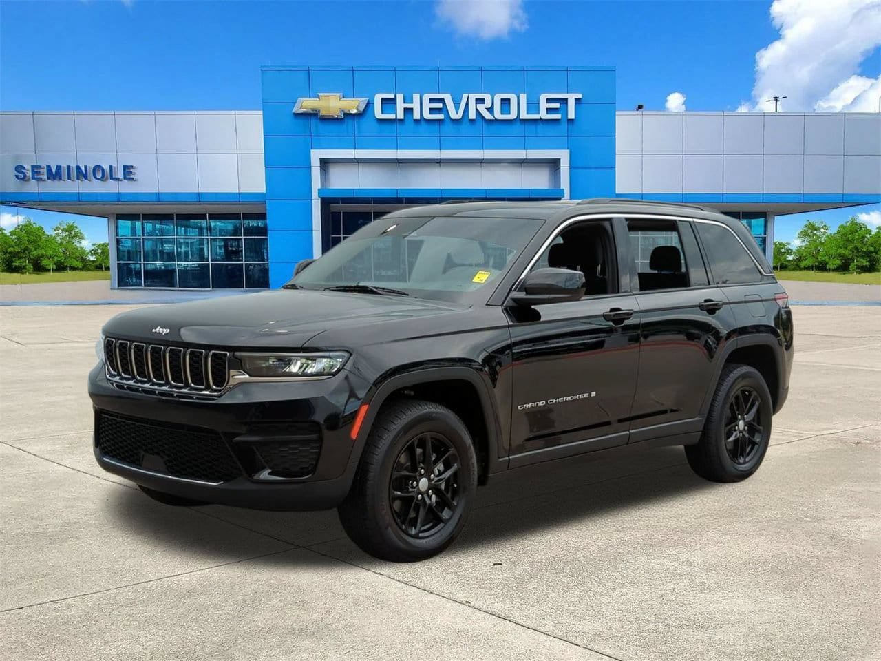 Used 2025 Jeep Grand Cherokee Laredo X w/ Trailer Tow Package AWD/4WD image 2