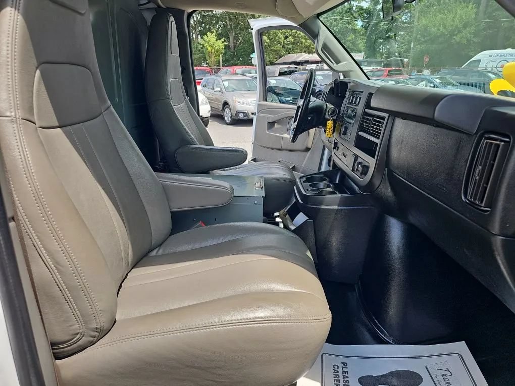 Used 2017 Chevrolet Express 3500 Extended RWD image 16