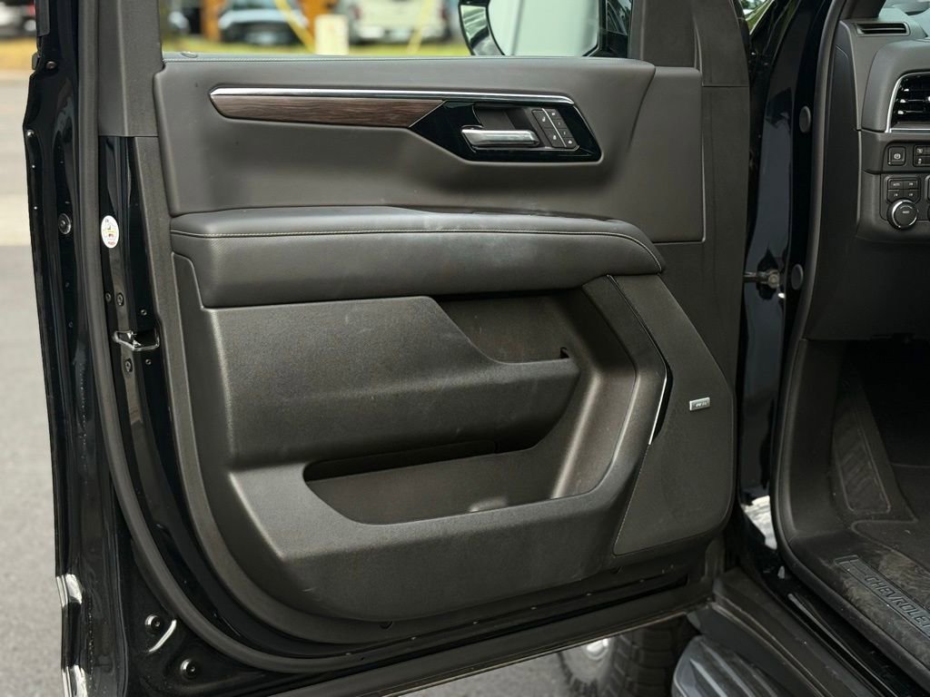 Used 2026 Chevrolet Tahoe Premier AWD/4WD image 7