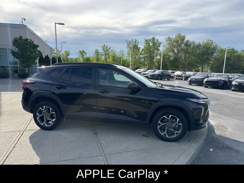 Used 2025 Chevrolet Trax LT w/ LT Convenience Package FWD image 4