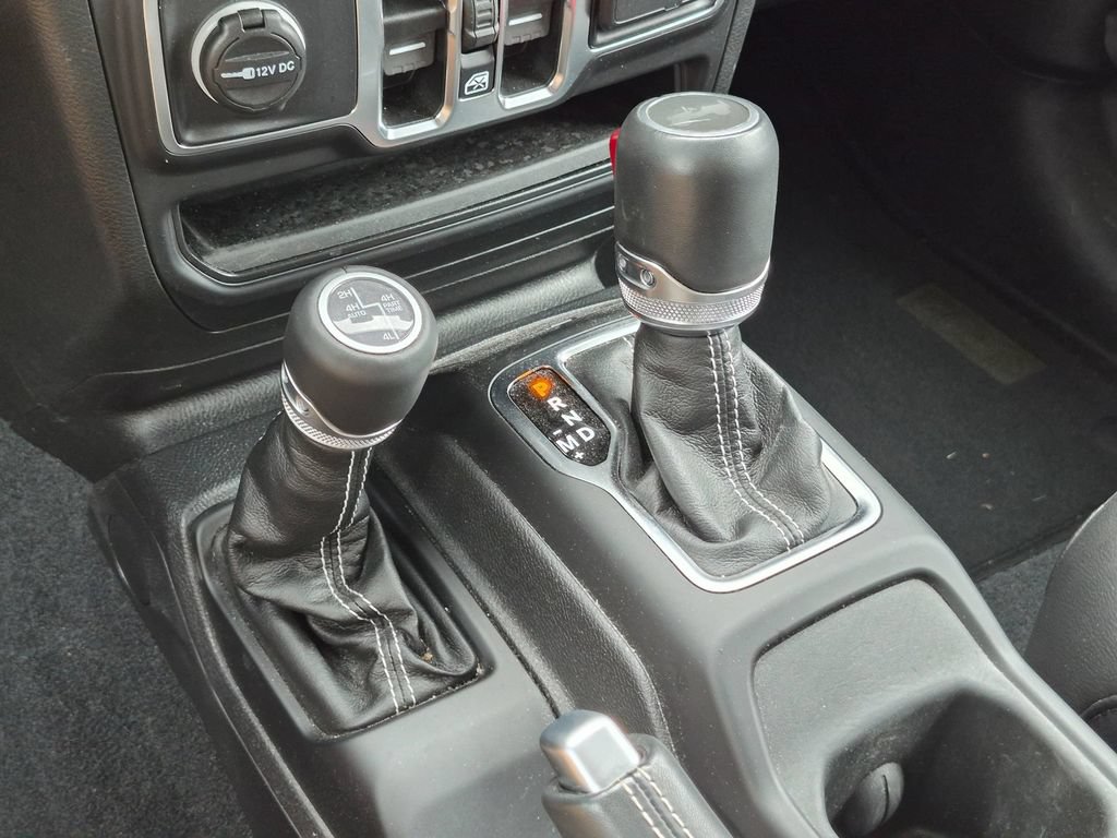 Used 2023 Jeep Wrangler Unlimited Sahara w/ Cold Weather Group AWD/4WD image 15