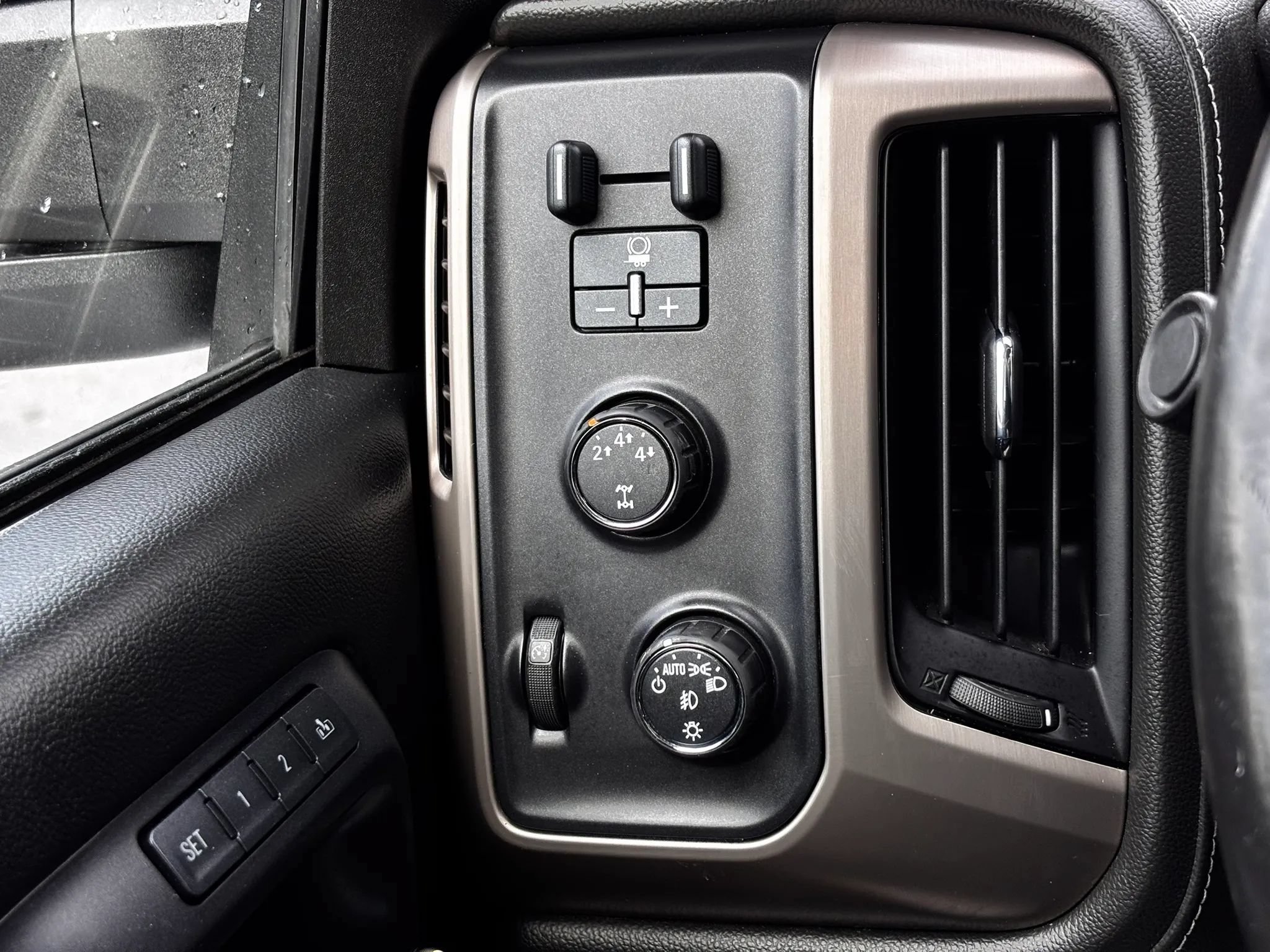 Used 2015 GMC Sierra 2500 Denali w/ Duramax Plus Package AWD/4WD image 35